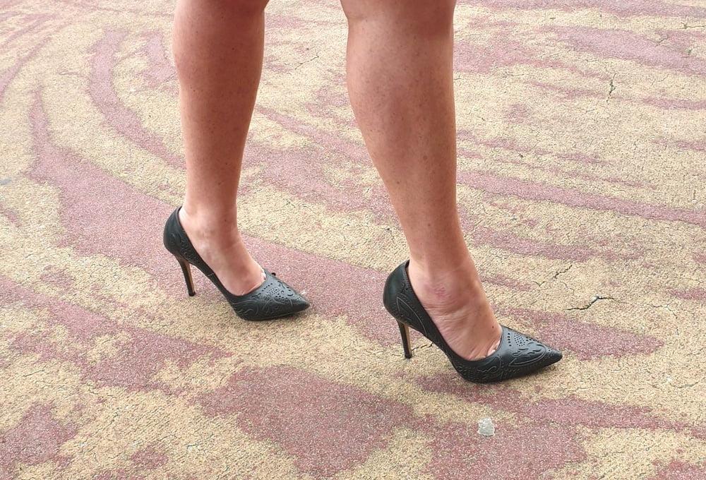 25P Candid legs and feet secretary