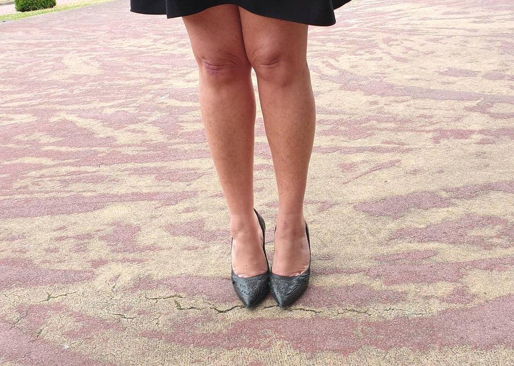 25P Candid legs and feet secretary