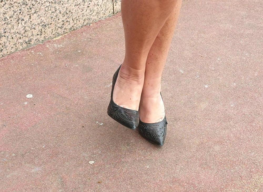25P Candid legs and feet secretary