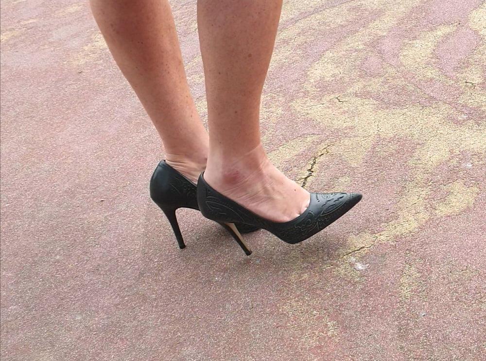25P Candid legs and feet secretary