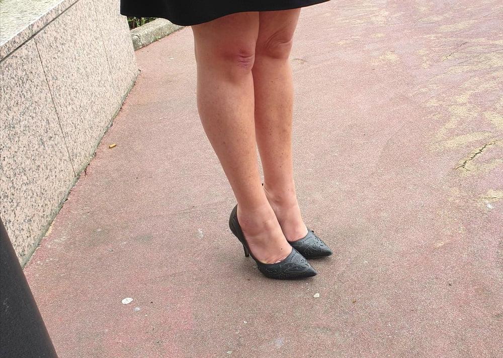 25P Candid legs and feet secretary