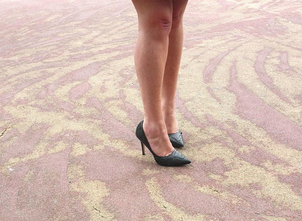 25P Candid legs and feet secretary