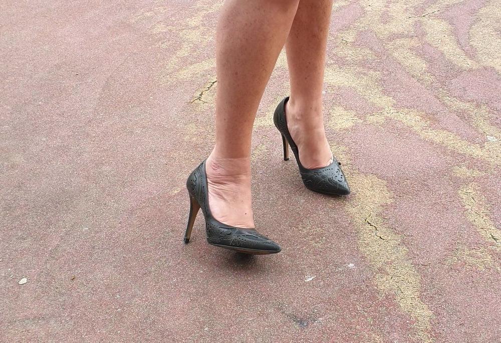 25P Candid legs and feet secretary