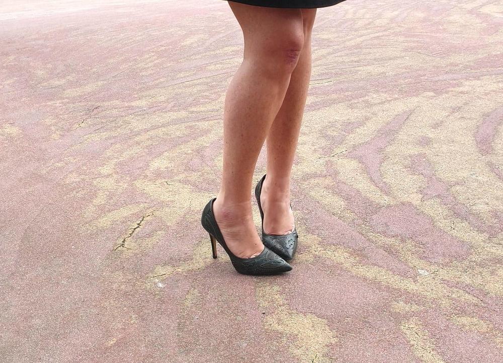 25P Candid legs and feet secretary