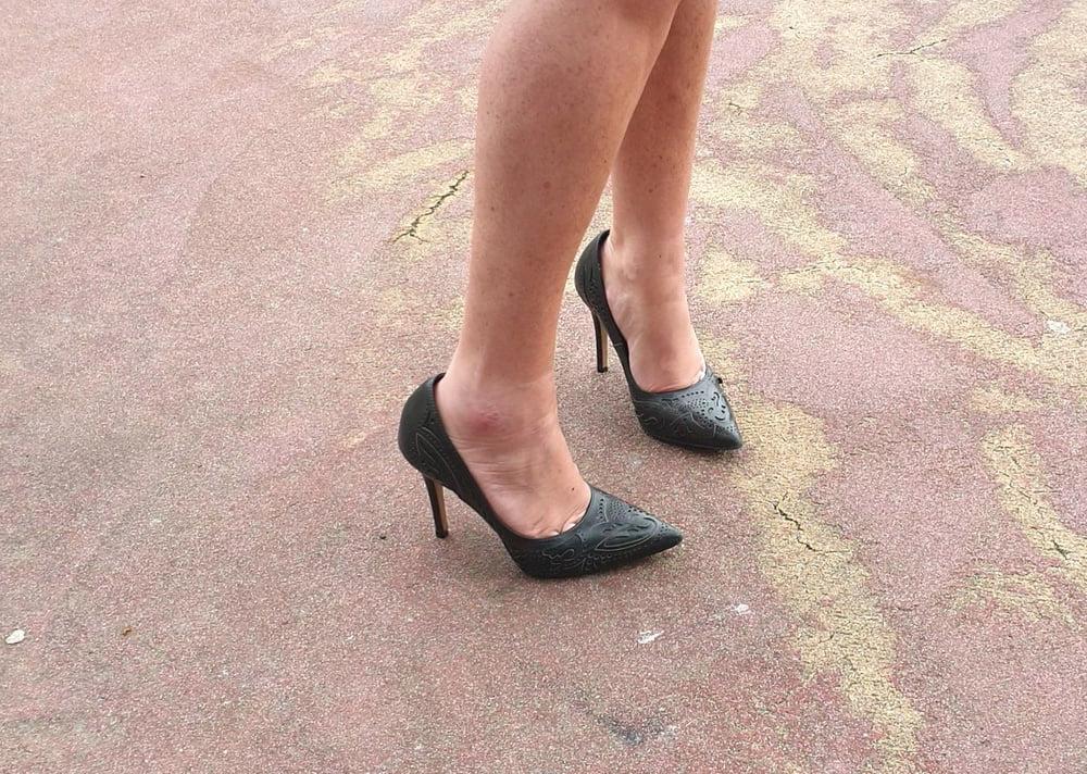 25P Candid legs and feet secretary