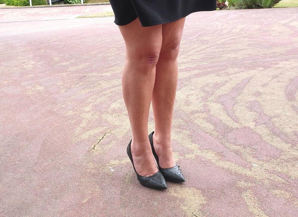25P Candid legs and feet secretary