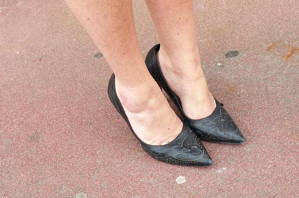 25P Candid legs and feet secretary