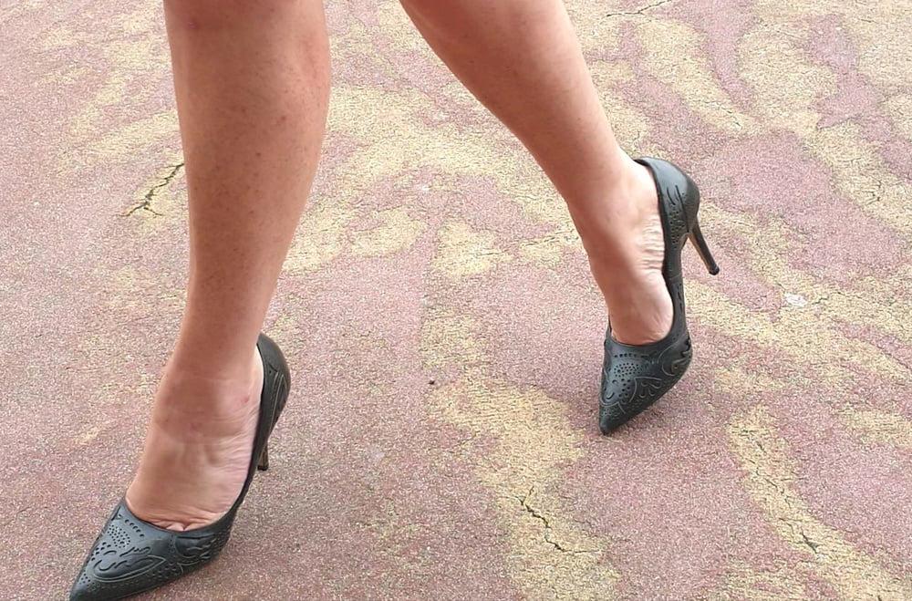 25P Candid legs and feet secretary