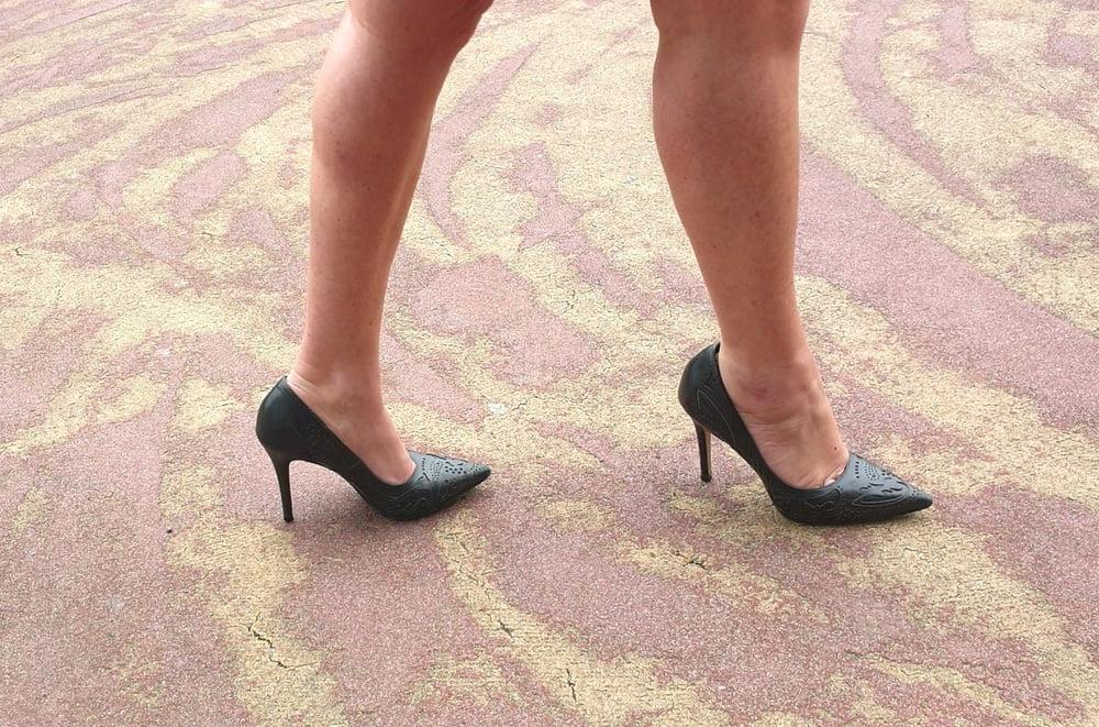 25P Candid legs and feet secretary