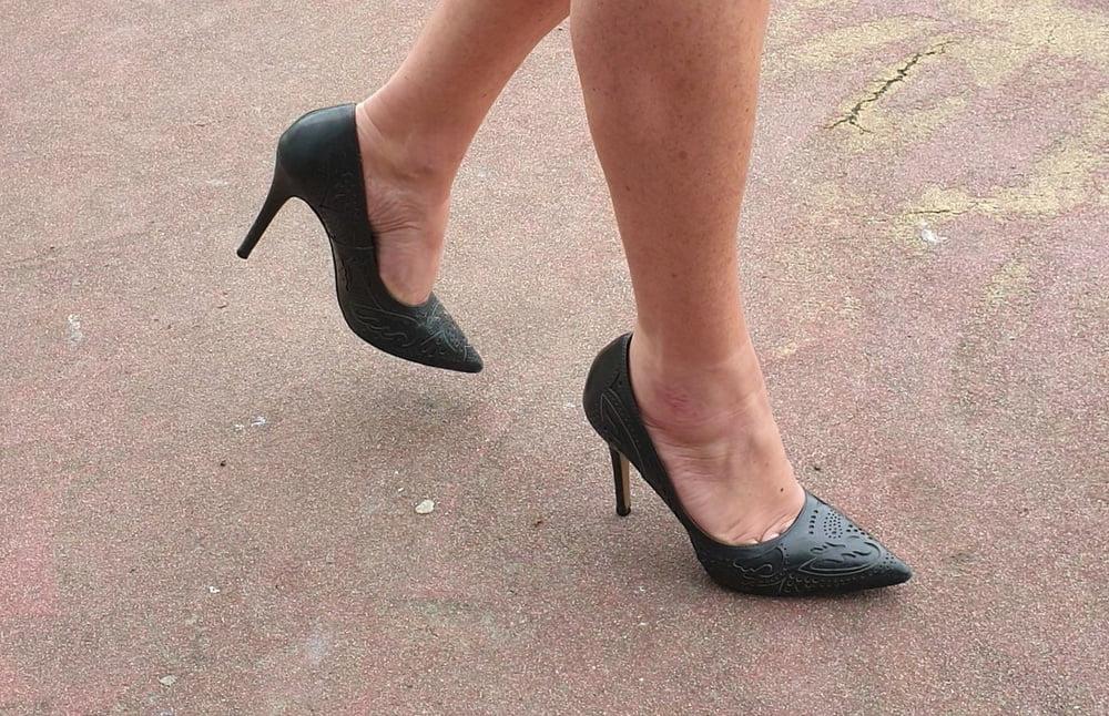 25P Candid legs and feet secretary