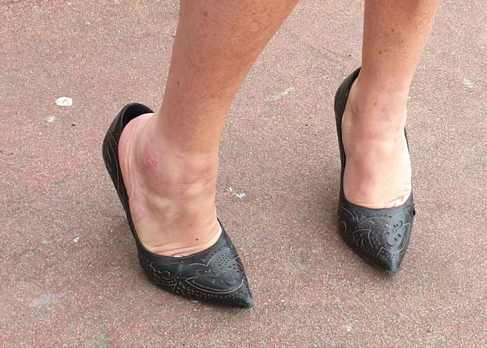 25P Candid legs and feet secretary