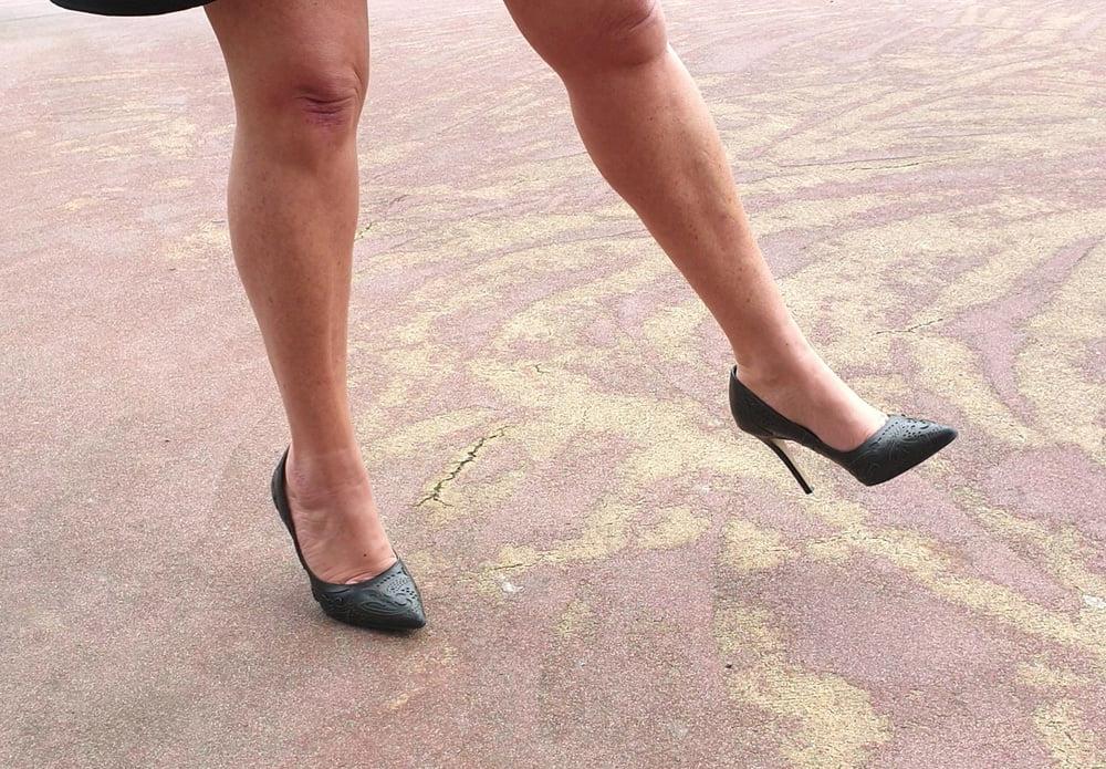25P Candid legs and feet secretary