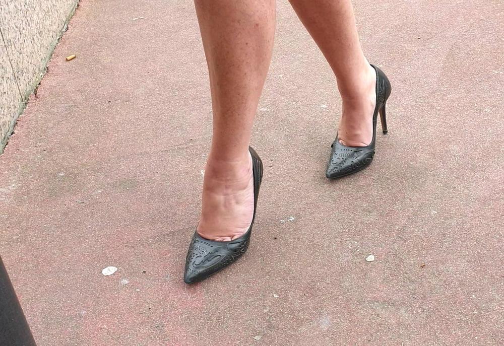 25P Candid legs and feet secretary