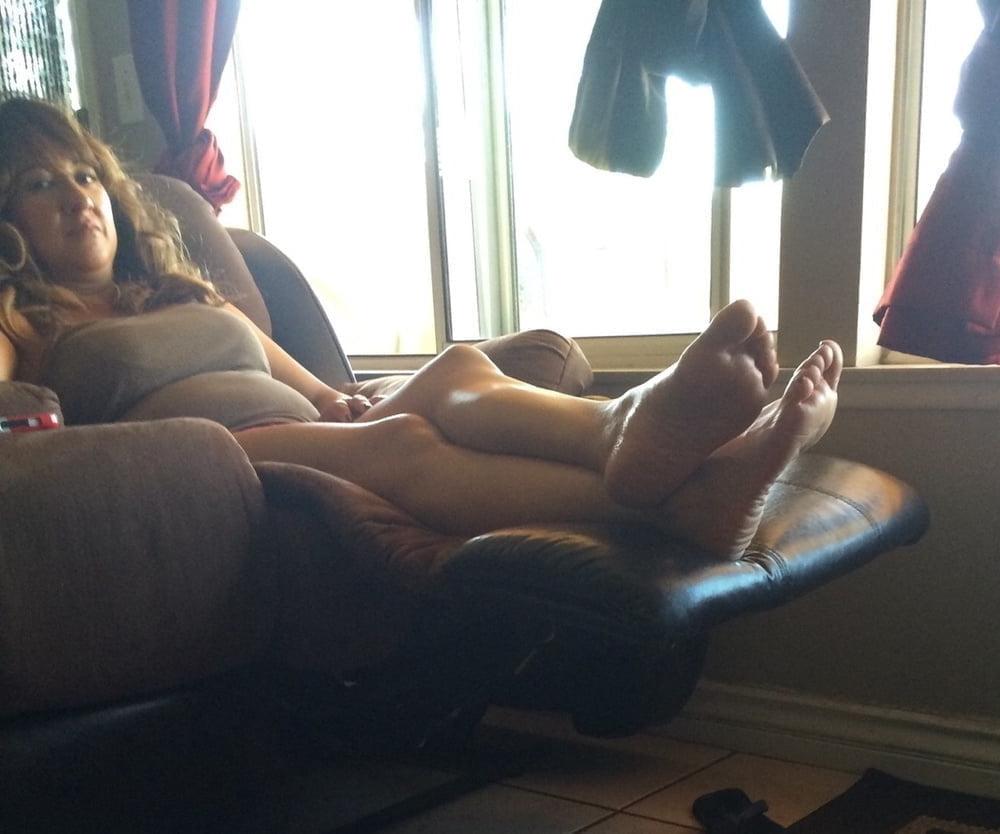 6P The feet of some hoe