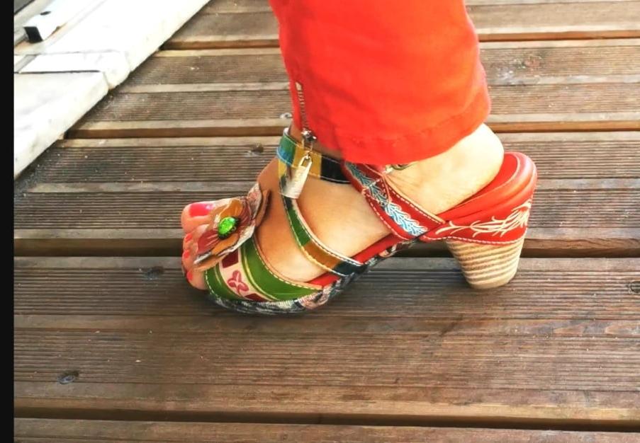 25P Candid feet