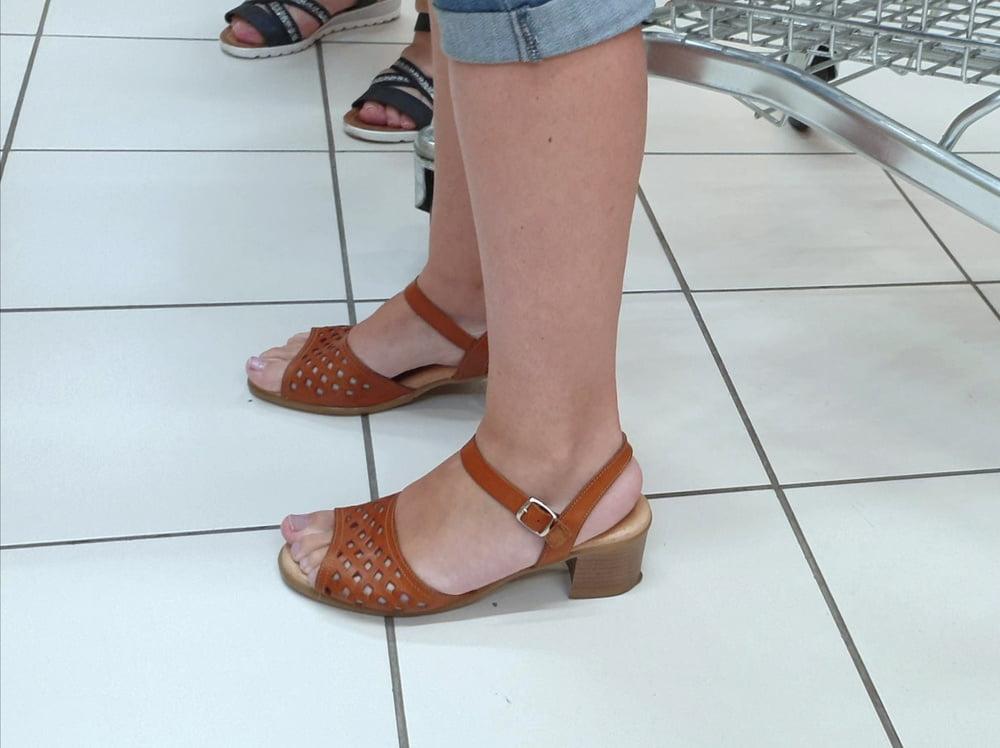 25P Candid feet