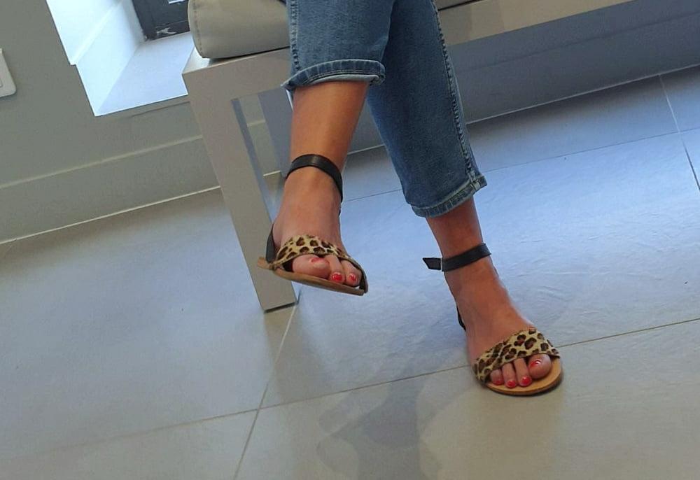 25P Candid feet