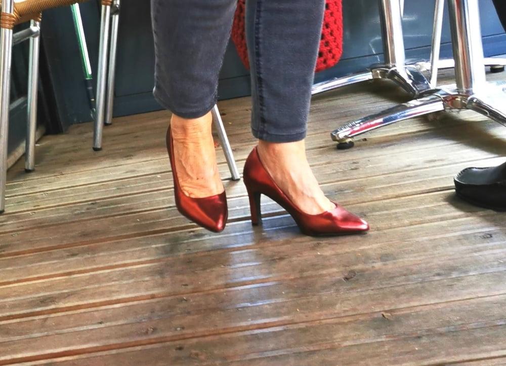 25P Candid feet