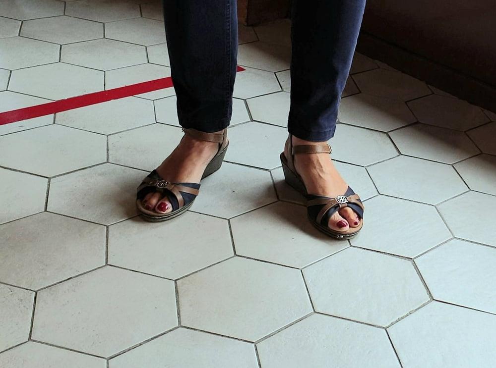 25P Candid feet