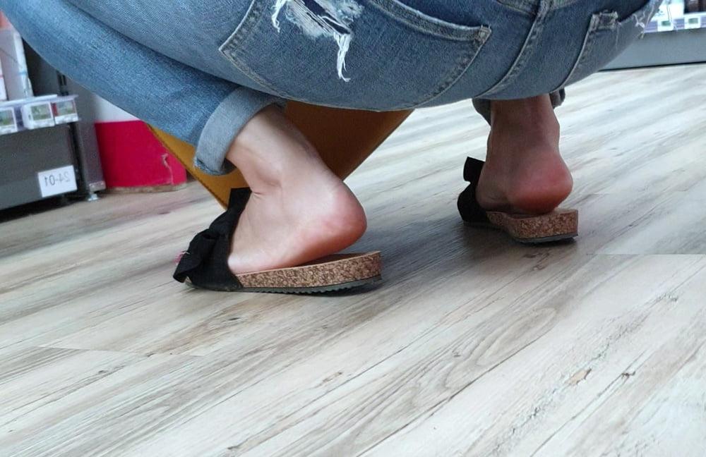 25P Candid feet