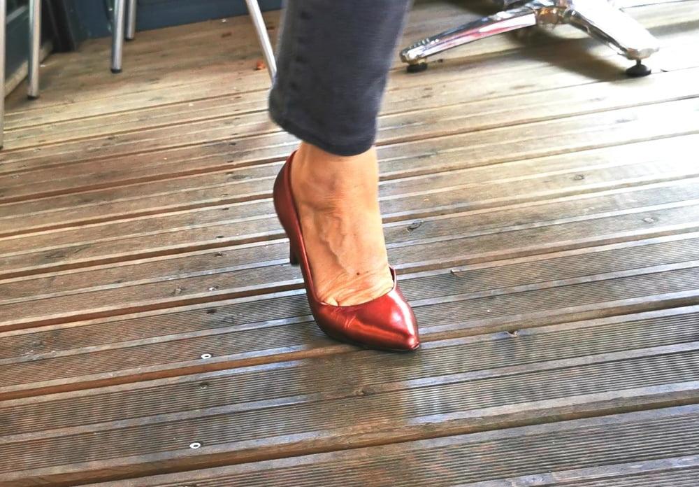 25P Candid feet