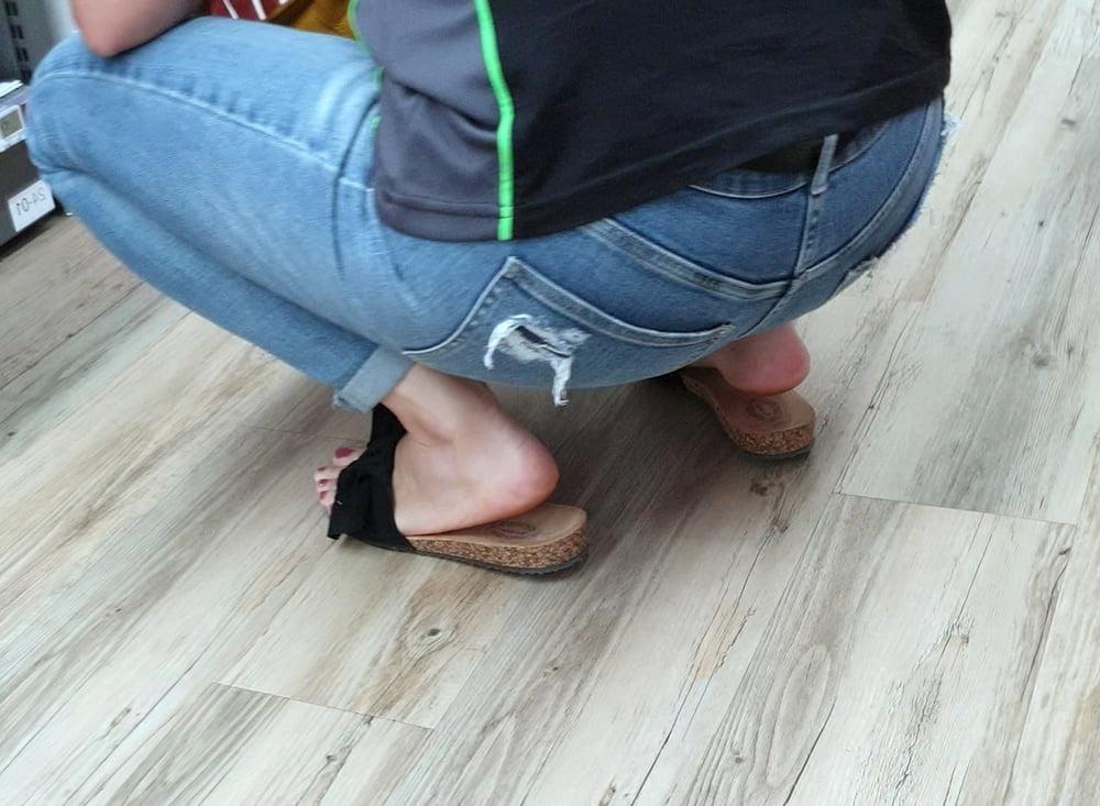 25P Candid feet