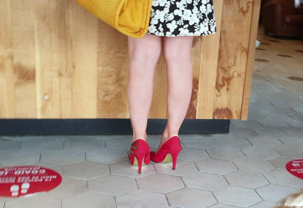 25P Candid feet