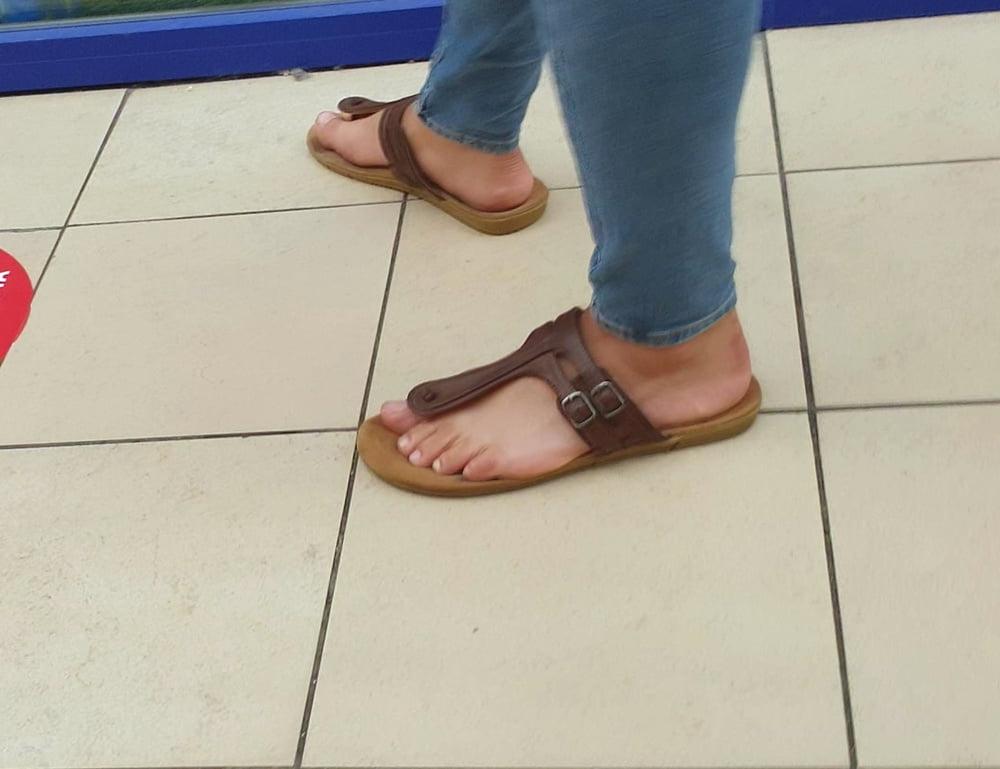25P Candid feet