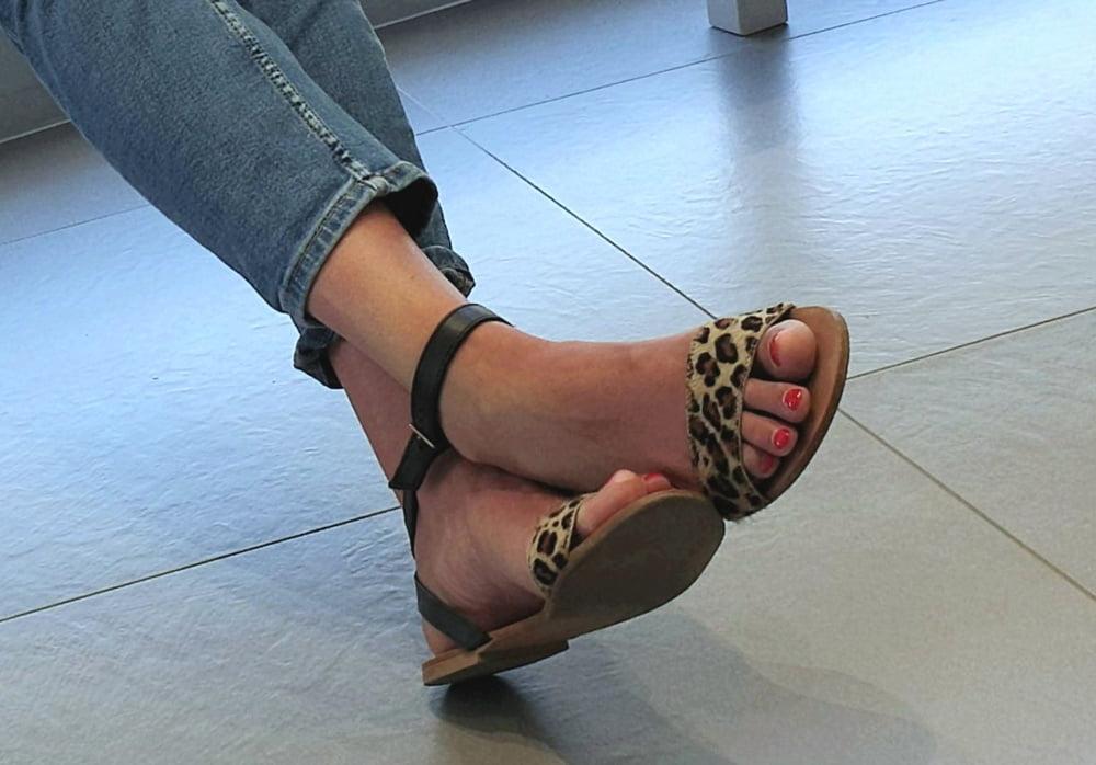 25P Candid feet