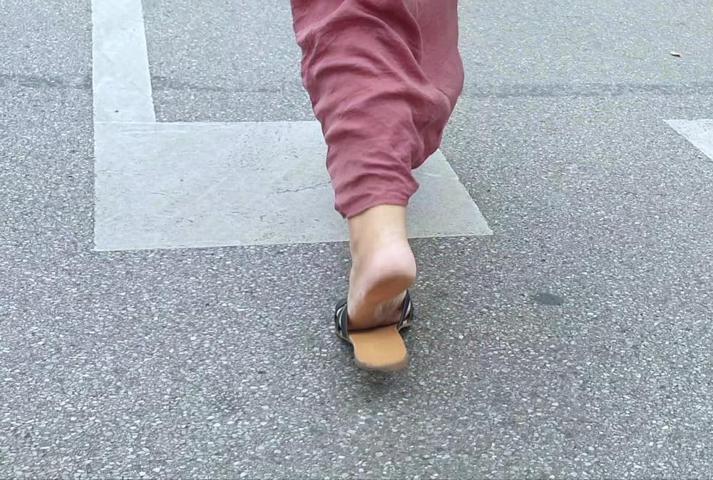 25P Candid feet