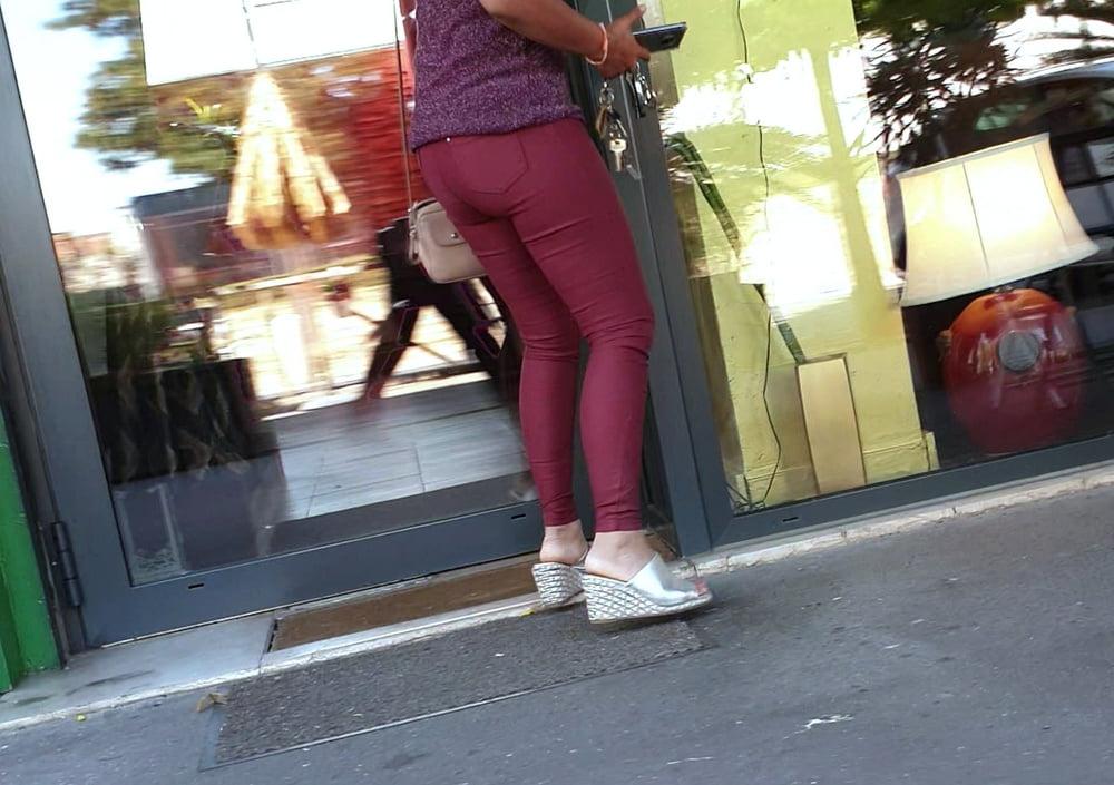 25P Candid feet