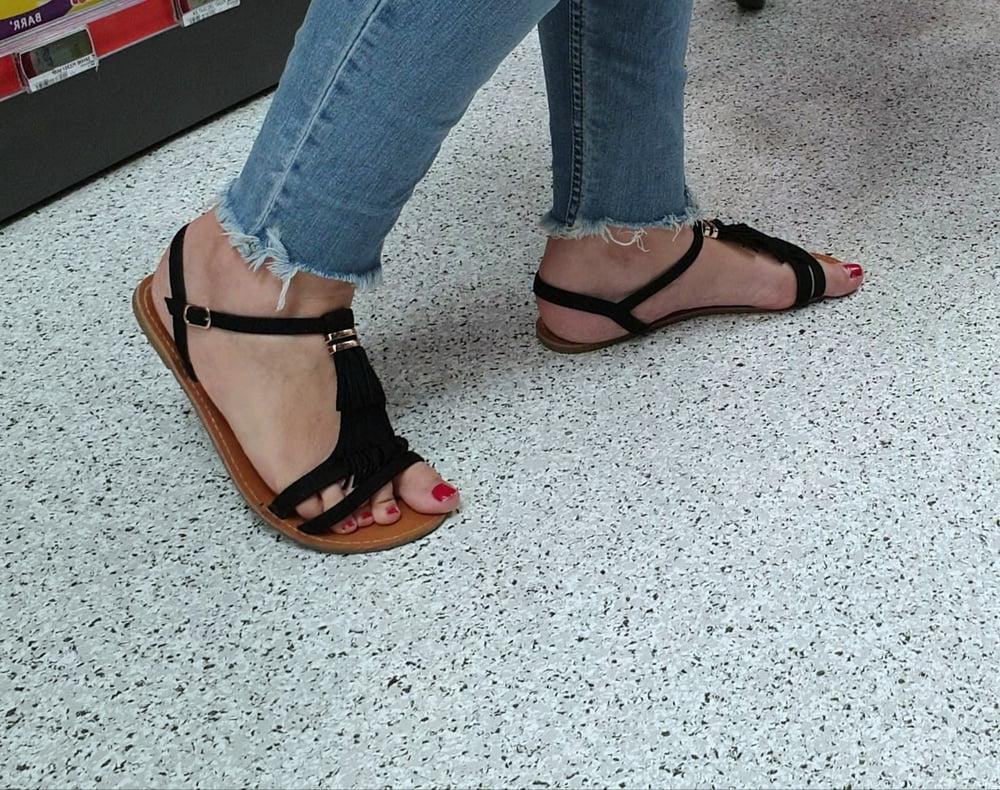 25P Candid feet
