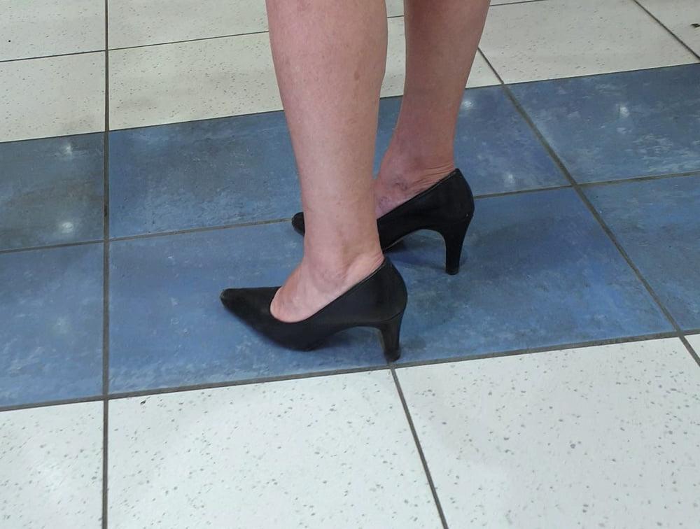 25P Candid feet