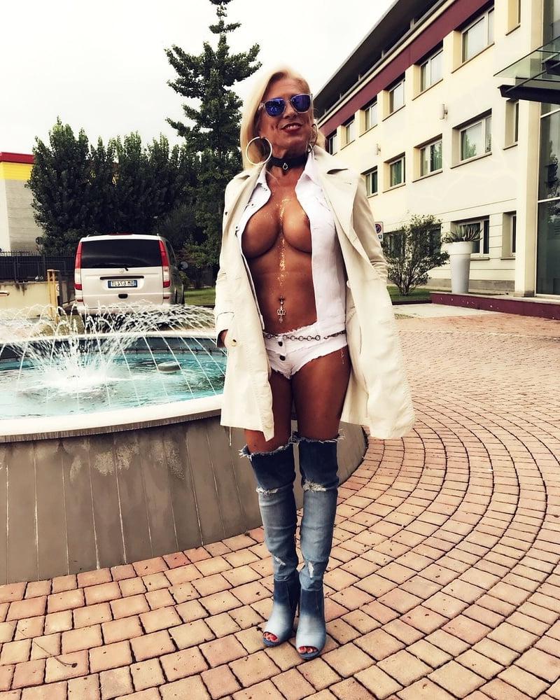 20P Blonde Queen