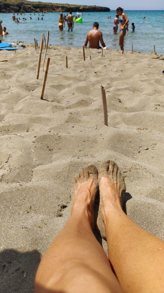 5P Martina's feet to the sea in Fano