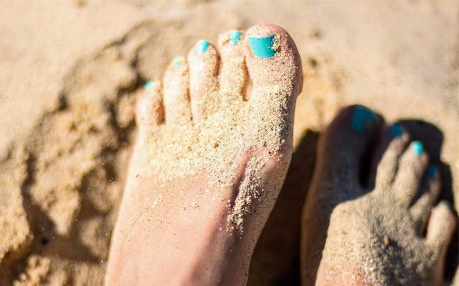 5P Martina's feet to the sea in Fano