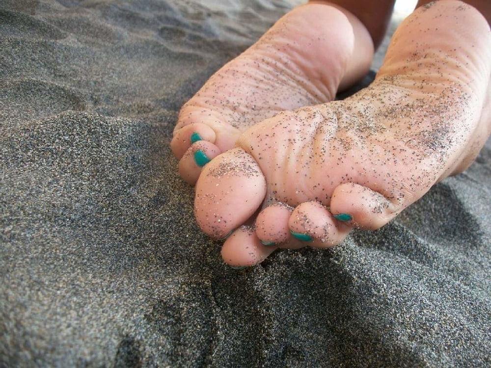 5P Martina's feet to the sea in Fano