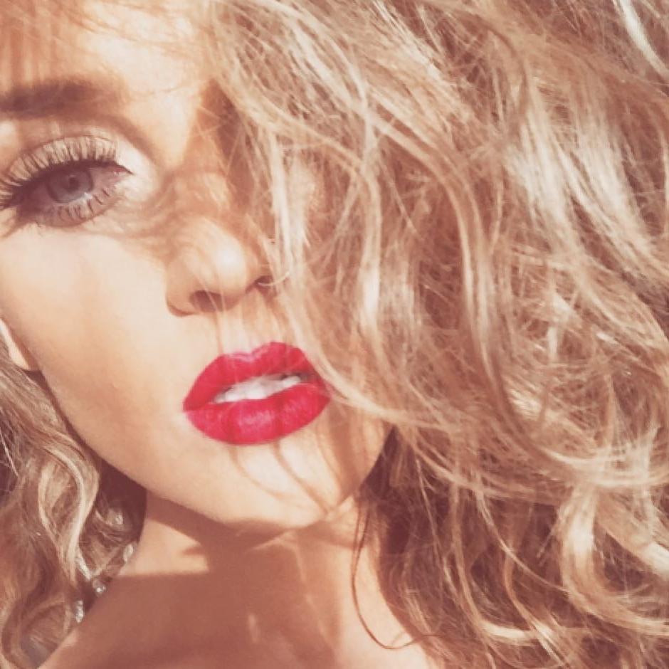 25P Perrie Edwards - Nasty Comments Encouraged