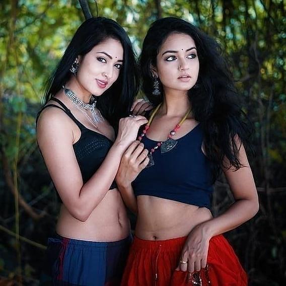 25P cute actress navel