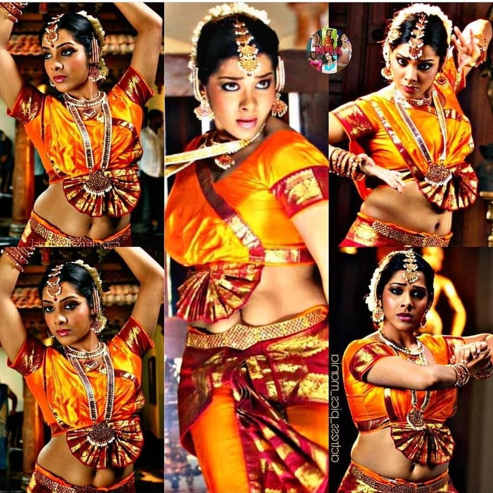 25P cute actress navel