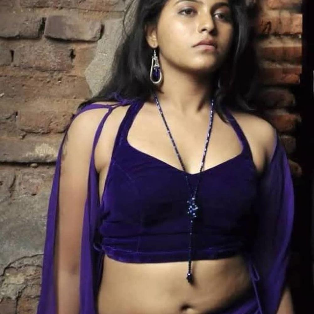 25P cute actress navel