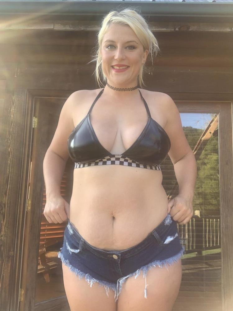 16P Blonde + Red Lips