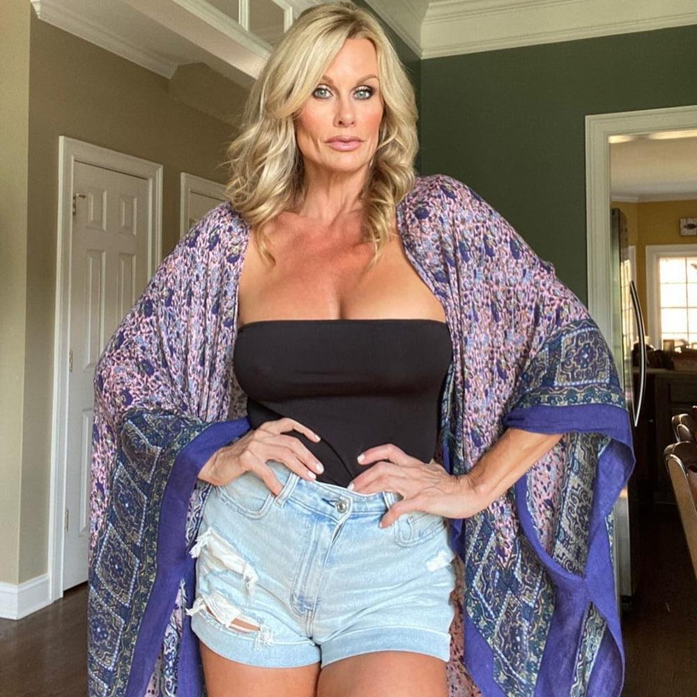 25P Elite Blonde Milf Goddess