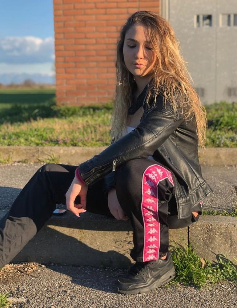 11P Hot bitch teen