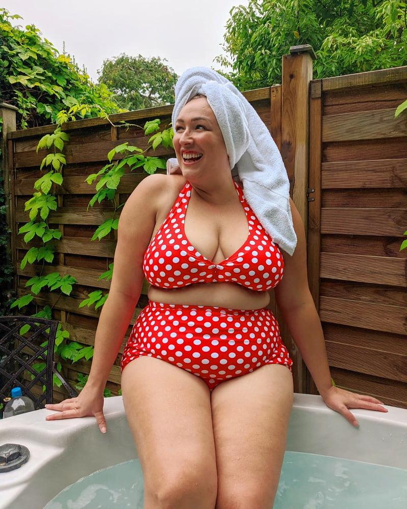 9P Danielle, sexy UK Chunky MILF Slut