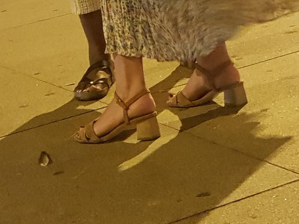 10P Capture of black and white feet