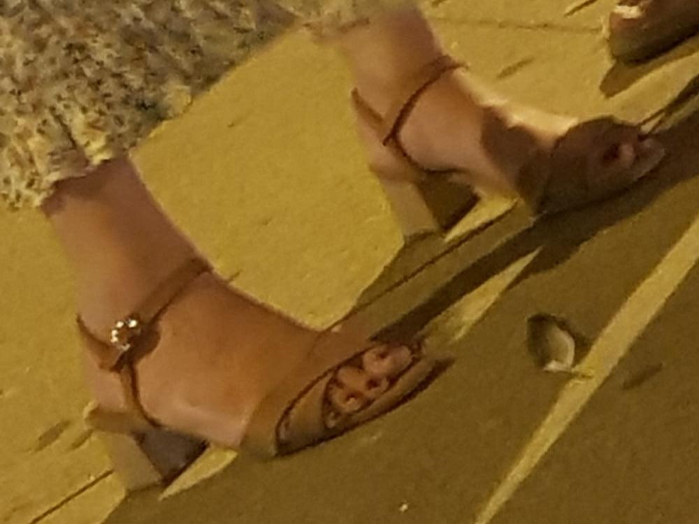 10P Capture of black and white feet