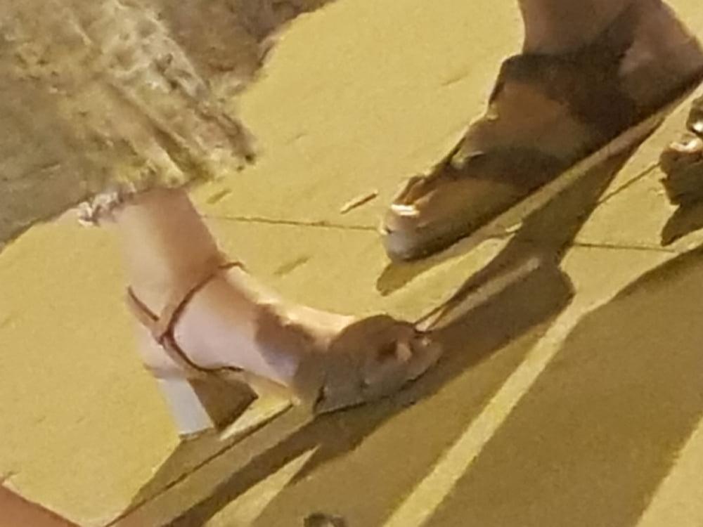 10P Capture of black and white feet