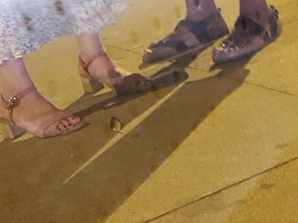 10P Capture of black and white feet