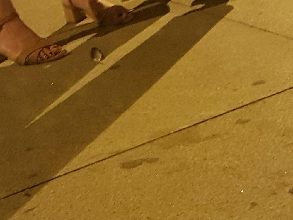 10P Capture of black and white feet